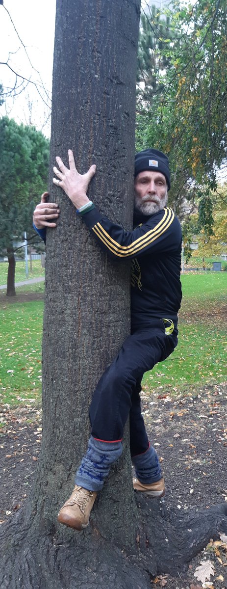 PerenoRobert's tweet photo. 🌲 I'm a #treehugger &amp; so is #gardener Ian🌳
Deep down we are all #treelovers so go #hugatree for #NationalTreeWeek &amp; #thetreecouncil #2021 🌴 https://t.co/JD5cn2e6jo