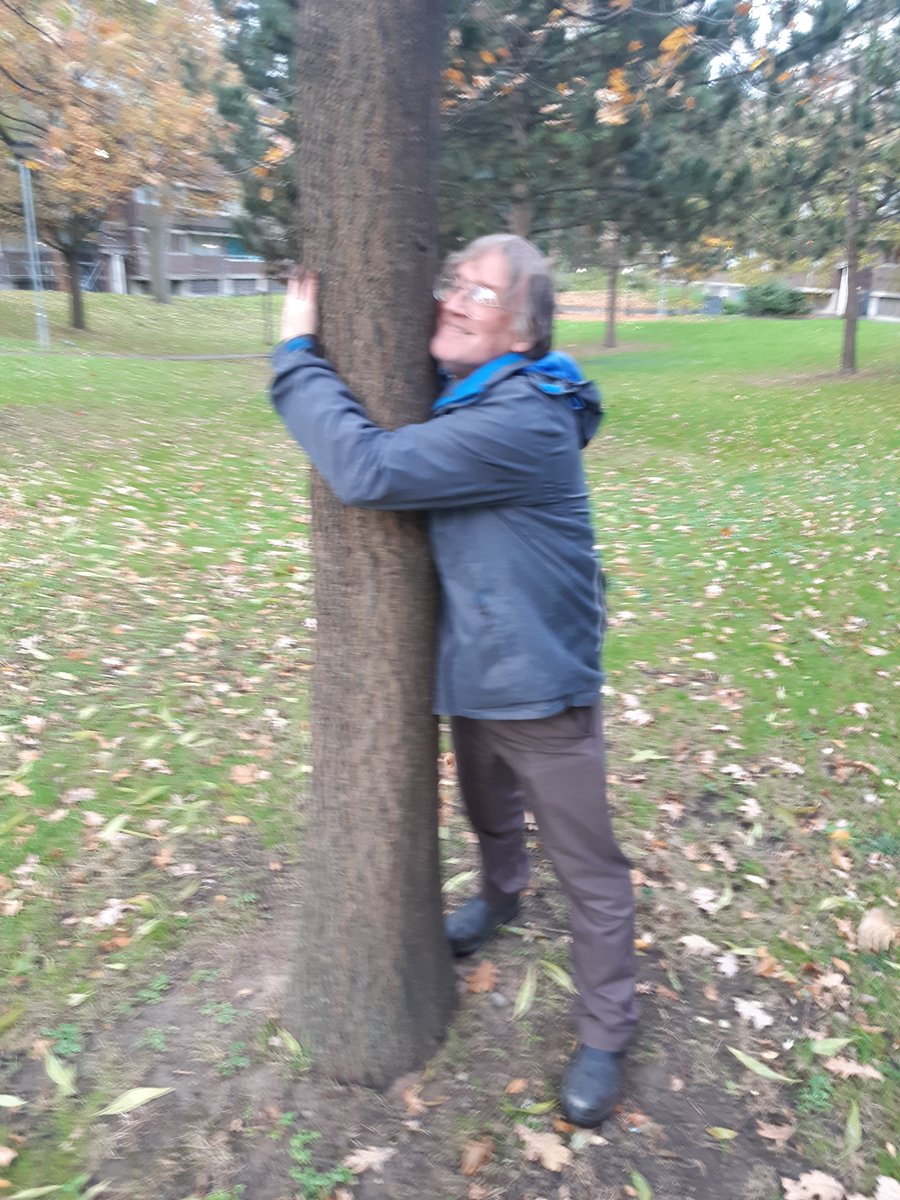 PerenoRobert's tweet photo. 🌲 I'm a #treehugger &amp; so is #gardener Ian🌳
Deep down we are all #treelovers so go #hugatree for #NationalTreeWeek &amp; #thetreecouncil #2021 🌴 https://t.co/JD5cn2e6jo