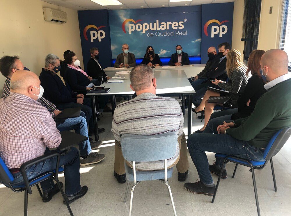 rosaromerocr's tweet photo. Hoy con @policia y @guardiacivil defendemos la ley actual, cumple con la función de un marco jurídico para proteger la #seguridadciudadana y garantiza #derechos y #libertades. Aprobar la ley de la izquierda, desprotege a las #FFCSE y da oxígeno a amenazas terroristas y a okupas. https://t.co/bnI5t0pugD