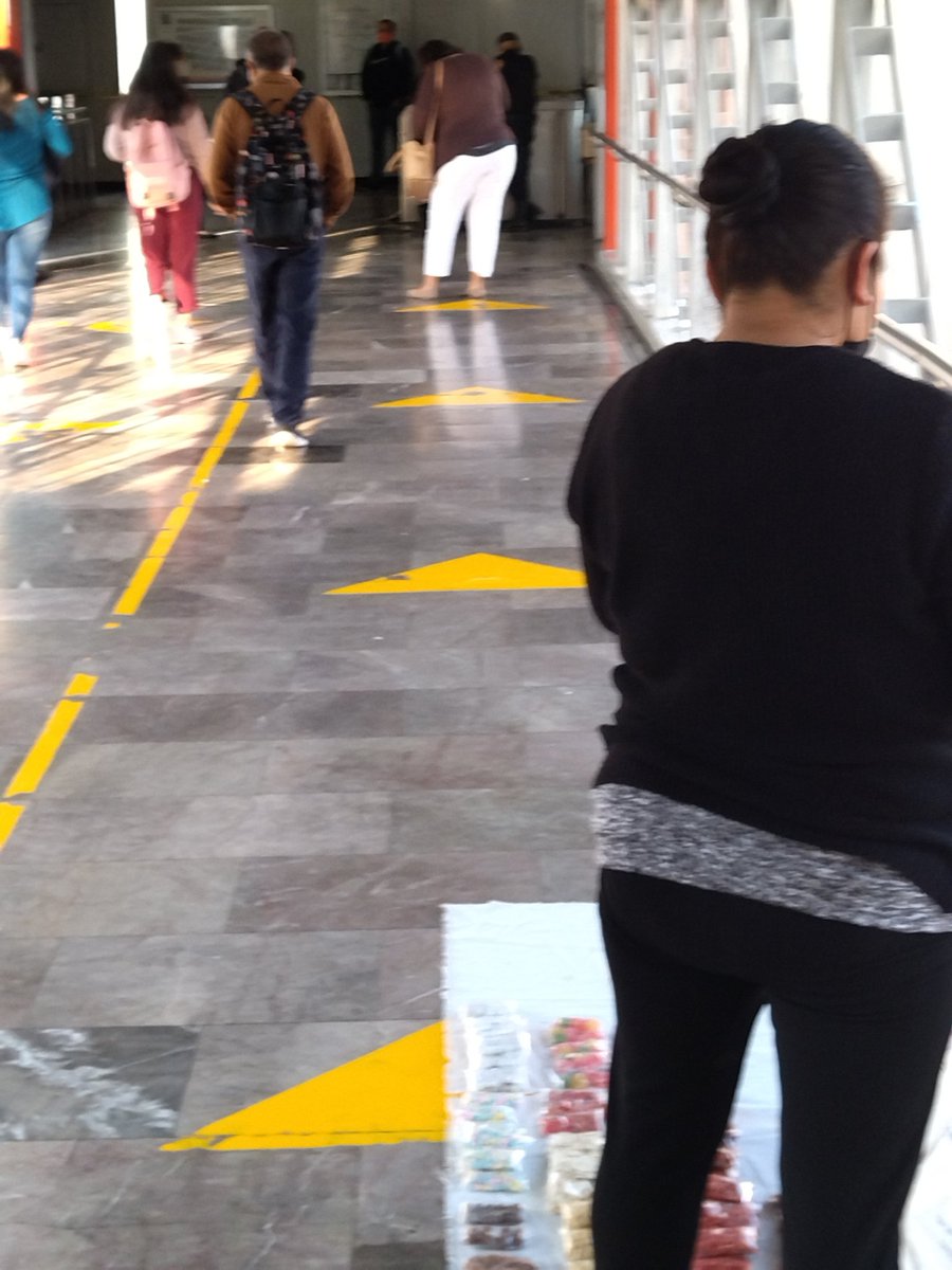 demiangilaldeco's tweet photo. @UCS_GCDMX @MetroCDMX @CNPC_MX @VigimoviCDMX @martibatres @Claudiashein @GobCDMX Es una persona instalando su puesto en el andén oriente de la estación viaducto línea 2 del metro y personal de seguridad de transporte al fondo.¿Quién permite hacer uso de esos espacios? https://t.co/FdiqcZqOA8