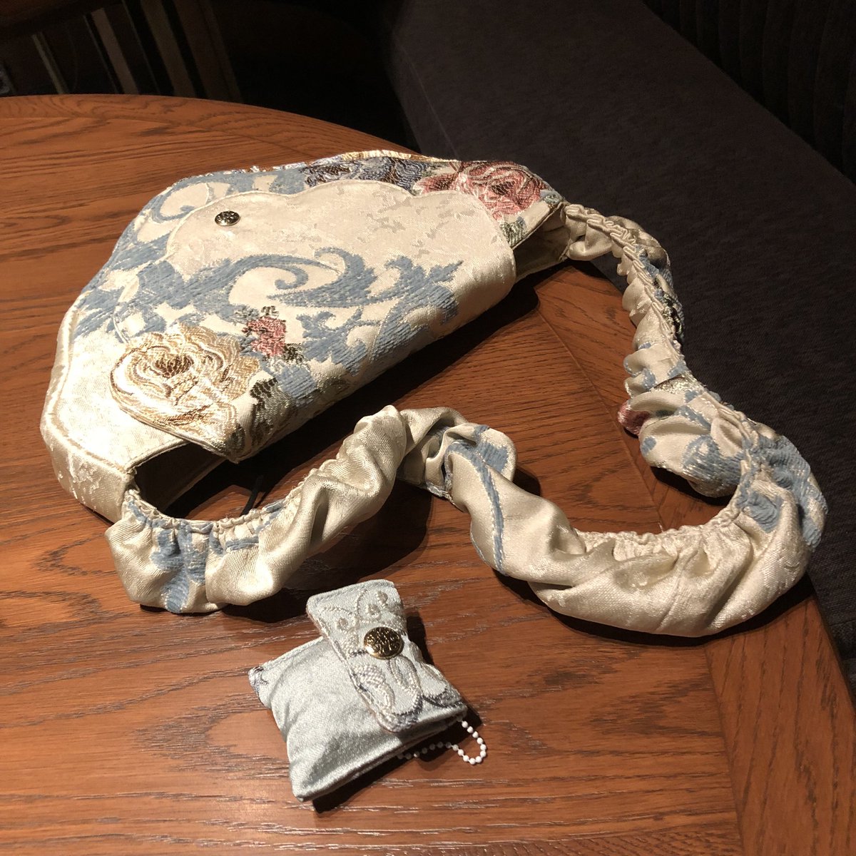 เราถ่ายรูปไม่สวยแต่อยากให้กระเป๋าแบรนด์นี้แมสมากๆ บังเอิญเจอครั้งเดียวซื้อเลย มันต้องตาต้องใจ ราคา1890 ดีเทลสวย ร้านมีโปรแถมกระเป๋าใส่แอร์พอร์ตมาด้วยแต่ไม่รู้ตอนนี้ยังมีไหม ใช้ใส่เหรียญแทนได้ถ้ามีเคสอยู่แล้ว จริงๆมีหลายแบบด้วย แต่นี่ชอบใบนี้มาก พรีเฟอร์เลย สวยจนเพื่อนขอซื้อต่ออะ