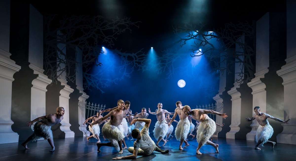 Happy holidays to our friends across the pond 🇺🇸 You wouldn't want to try and wrangle this ferocious flock onto your table 😯 It feels like an age since we were last in the States with <a href="/SirMattBourne/">Matthew Bourne 💙</a>'s #SwanLake, hope we can see you all in person soon! Much love x