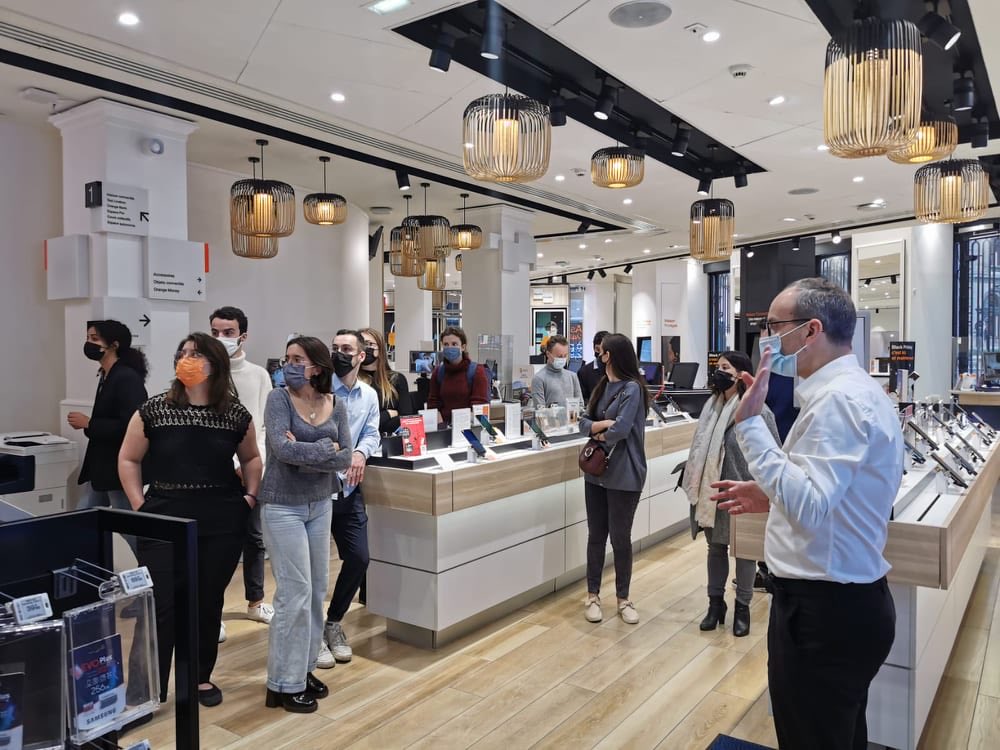 AssoM2DAST's tweet photo. Les étudiants du M2 DAST ont eu l'opportunité de visiter la boutique de leur parrain @orange à Opéra, une boutique étendue sur plusieurs étages donnant sur l'Opéra Garnier qui regroupe tous les services Orange : téléphonie, maison connectée, banque... 📲 https://t.co/hbcMlwUxXk