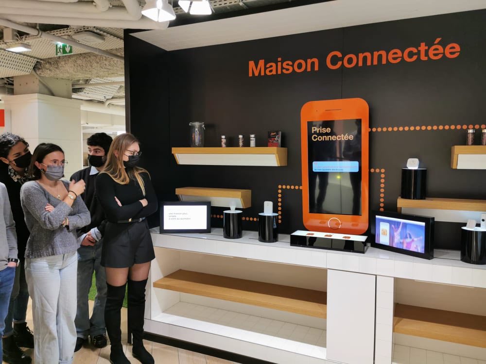 AssoM2DAST's tweet photo. Les étudiants du M2 DAST ont eu l'opportunité de visiter la boutique de leur parrain @orange à Opéra, une boutique étendue sur plusieurs étages donnant sur l'Opéra Garnier qui regroupe tous les services Orange : téléphonie, maison connectée, banque... 📲 https://t.co/hbcMlwUxXk
