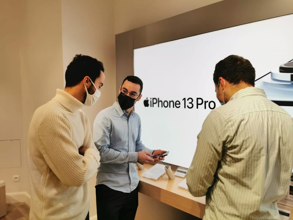 AssoM2DAST's tweet photo. Les étudiants du M2 DAST ont eu l'opportunité de visiter la boutique de leur parrain @orange à Opéra, une boutique étendue sur plusieurs étages donnant sur l'Opéra Garnier qui regroupe tous les services Orange : téléphonie, maison connectée, banque... 📲 https://t.co/hbcMlwUxXk