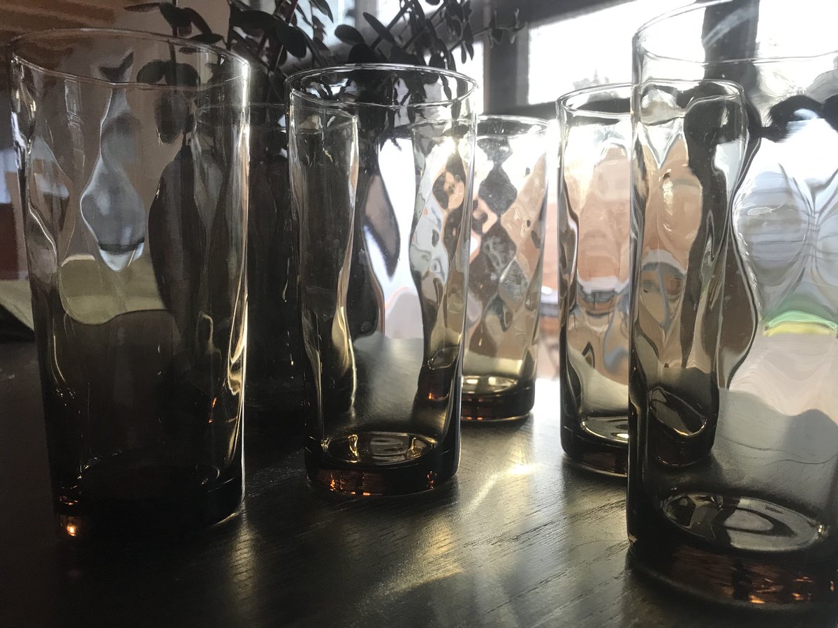 wright_nathalie's tweet photo. Sympa non ma collec’ de verres vintage ? ! 10 € les 8 chinés à la #ressourcerie du coin #réemploi ⁦@legreenfriday⁩ ⁦@LaBelleDechette⁩ ⁦@emmaus_france⁩ ⁦@magasinenvie35⁩ https://t.co/5KULIlQWgz