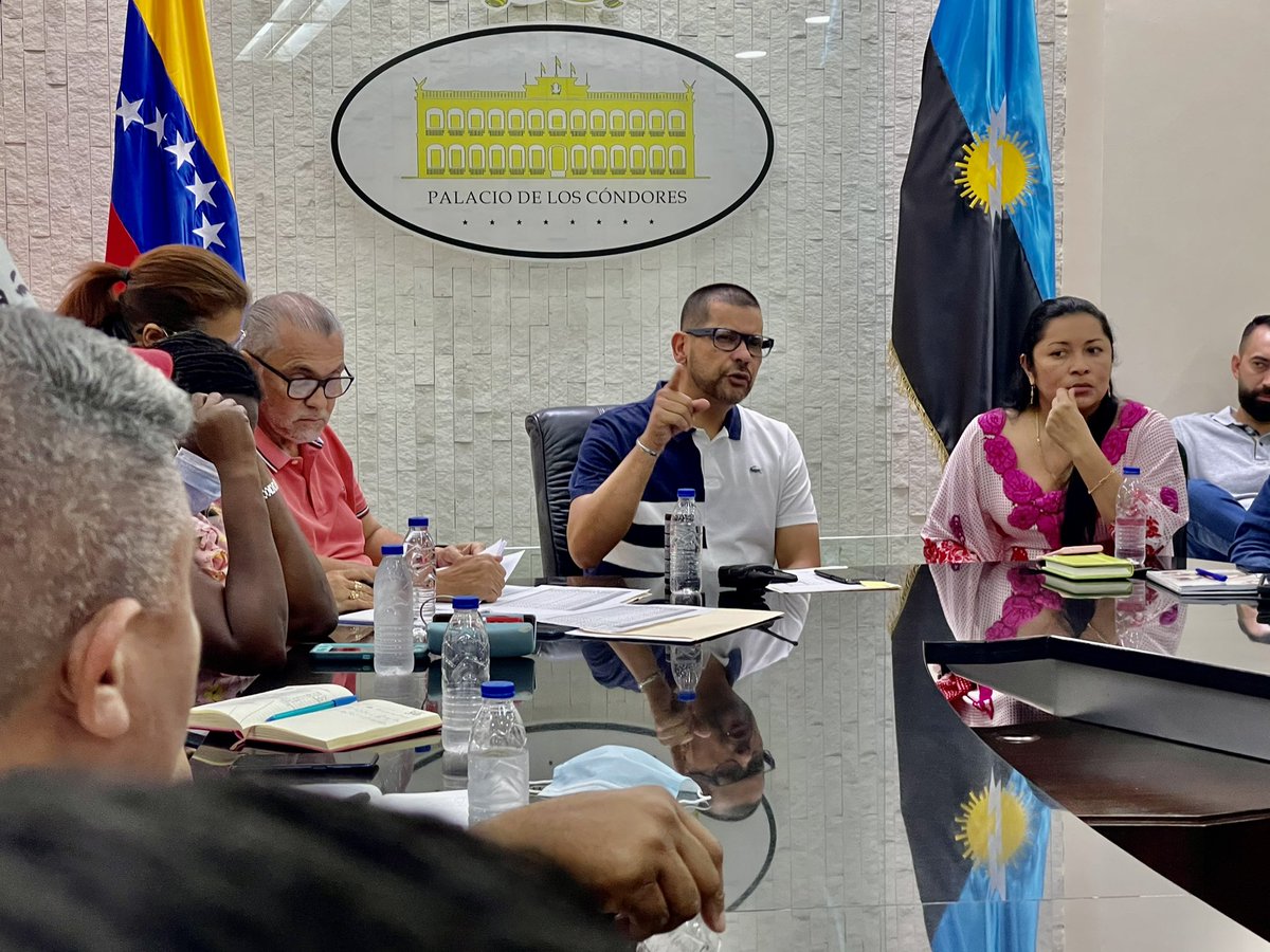 Omar_PrietoPSUV's tweet photo. Reunido con todo el equipo revolucionario del Zulia para reordenar, reorganizar y fortalecer la acción en defensa de nuestro pueblo en temas claves: Sobre todo en lo SOCIAL y lo político.

@NicolasMaduro @dcabellor @nicmaduroguerra @PedroCarreno_e https://t.co/WlTVHAemZl