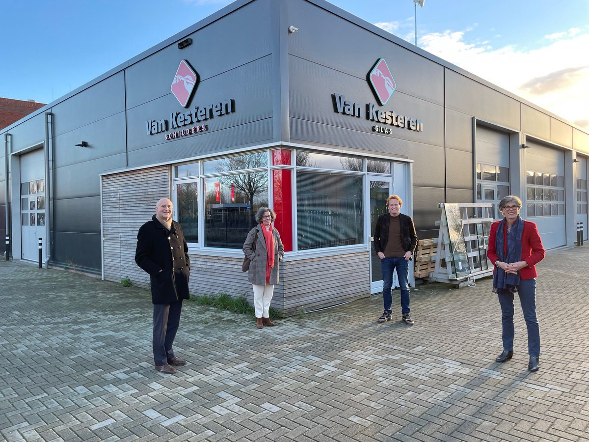 Wethouders <a href="/gem_teylingen/">Gemeente Teylingen</a> bezochten <a href="/VanKesteren75/">VanKesterenSchilders</a> en zijn onder de indruk van hun vakmanschap. Het team kent ‘meesters’ in schilderwerk, kundige glaszetters en adviseurs voor ‘kleur in uw interieur’.