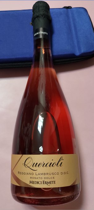 2525さん(@2525kikaku)からおピンクisでら美味そうワインが届きました!!ありがとうございますやったー!!!!おピンクワイン、滅茶苦茶好きなのでガバガバ飲んでしまう……いくらあってもいい……瞬く間に胃に入れてしまわないようにチッビチビ味わって美味しく頂きます!!ひゃほ〜う!謝謝!! 