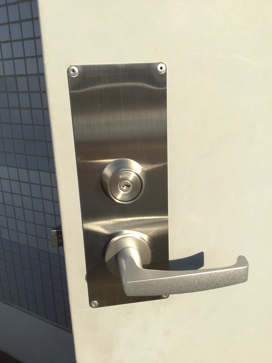 Klock_service's tweet photo. 【錠前本体交換】
管理会社様よりご依頼頂き、カード式の錠前から、シリンダー錠への交換をいたしました。
いつもご依頼頂きまして、誠にありがとうございます。
#ミワLA
#錠前交換
#鍵交換 https://t.co/3DkILORshD