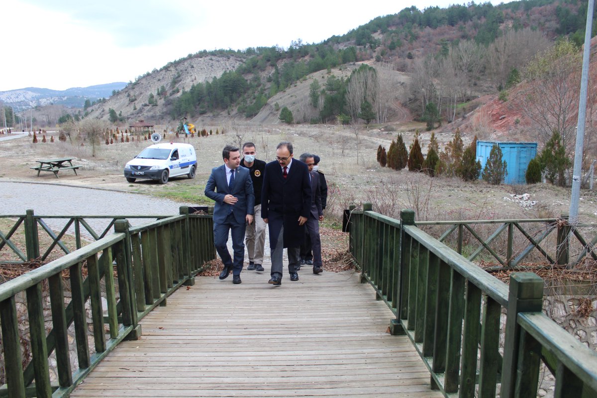 bilecikvaliligi's tweet photo. Vali @Dr_KemalKzlkaya, Kaymakam Muhammet Raşit Kurt, Belediye Başkanı İlhan Özden ve İl Jandarma Komutanı Albay Muzaffer Sandal ile birlikte doğaseverlerin ve adrenalin tutkunlarının gözdesi olan 3 kilometre uzunluğundaki Harmankaya Kanyonunda incelemede bulundu. https://t.co/xwKsFvDqoP
