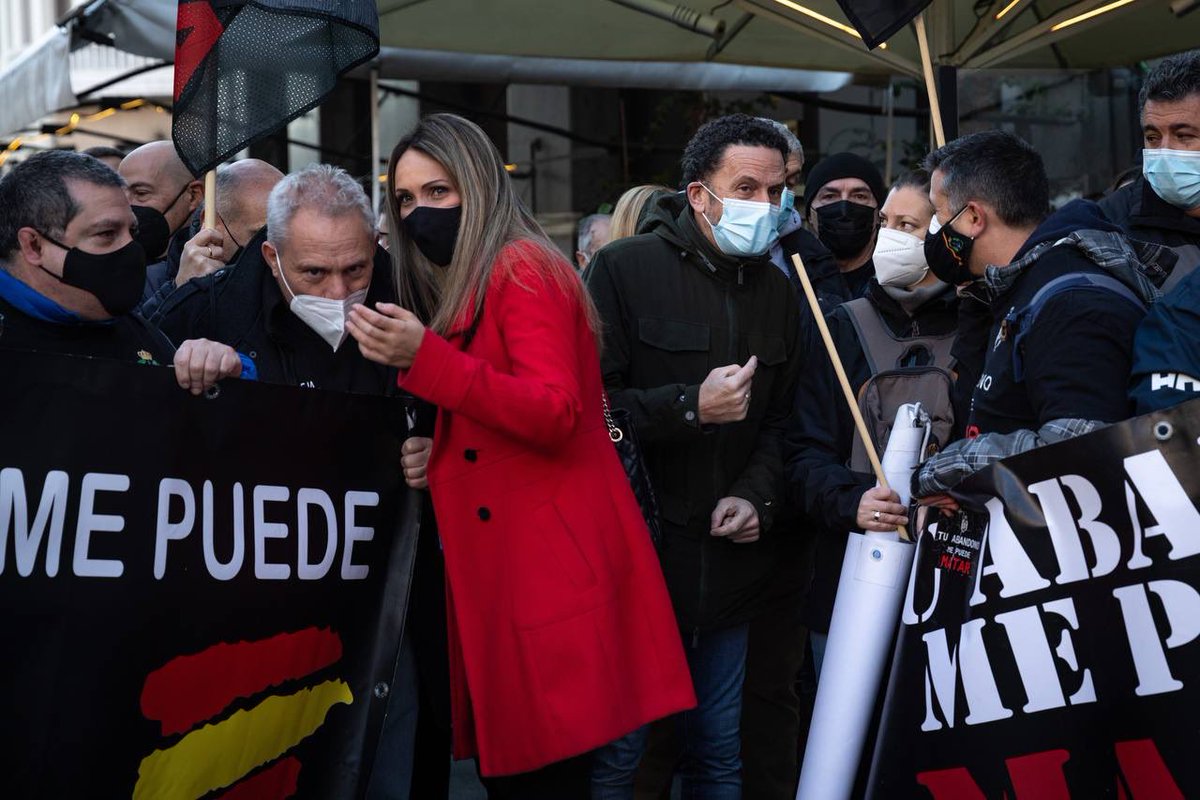 mariapg1980's tweet photo. 🆘Hoy hemos exigido #justicia y #dignidad para #SOSPrisiones

Es lamentable que el Gobierno los deje desprotegidos mientras se suben el sueldo y aumentan los asesores a dedo

Seguiremos con vosotros en la lucha: por vuestro Estatuto,reconocimiento de agentes de autoridad y medios https://t.co/ZG1GxG1xZd