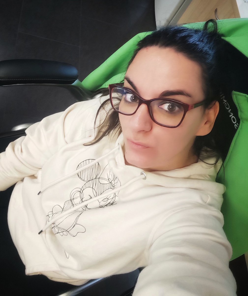 IsabelPerez770's tweet image. Vaya mierda de día en la oficina.
Así que ahí te quedas.
Apagando ordenador en 3...2..1..
Findeeeee de #sofaYmanta 😍🤗
#IsabellaFotógrafa 📸❤️