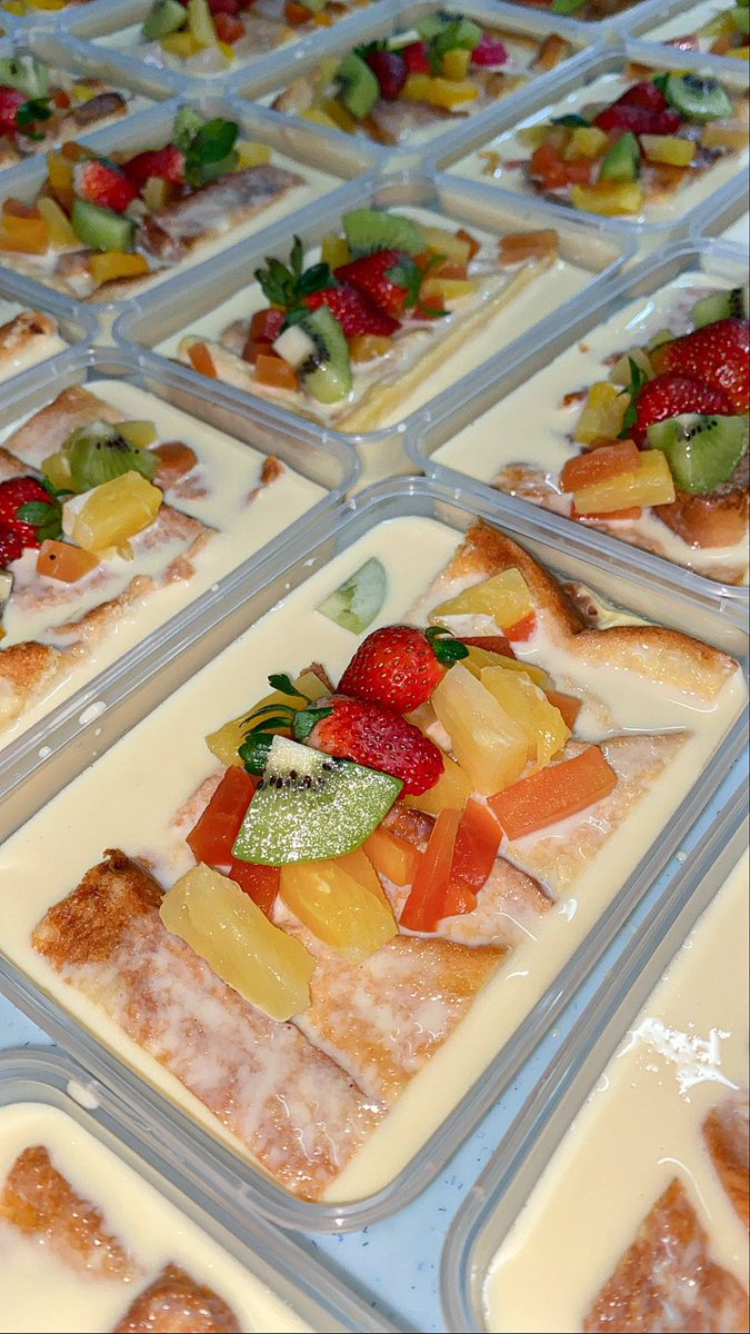 PastryLabMy's tweet image. Alhamdulillah tak sangka bread butter pudding versi kuah banjir boleh bertahan sampai sekarang! Masih segar lagi, macam mana first first dulu nak dapatkan customer. Kept promoting on facebook group group delivery makanan :’) 

Good job sofia! Its worth it! 

From this    To this