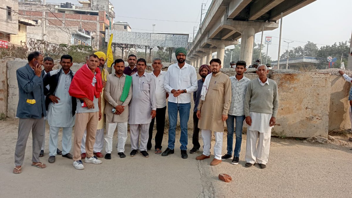 RajeshGOPi100's tweet photo. किसान आंदोलन के एक साल पूरे होने पर आज बाढडा (चरखी दादरी ) से श्योरान खाप पच्चीस के प्रधान श्री बिजेंद्र बेरला जी के नेतृत्व में दिल्ली बॉर्डर गए |
#किसान_MSP_चाहता_है
#KisanAndolan
#जय_किसान_जय_किसान https://t.co/cKUoq6yN7s