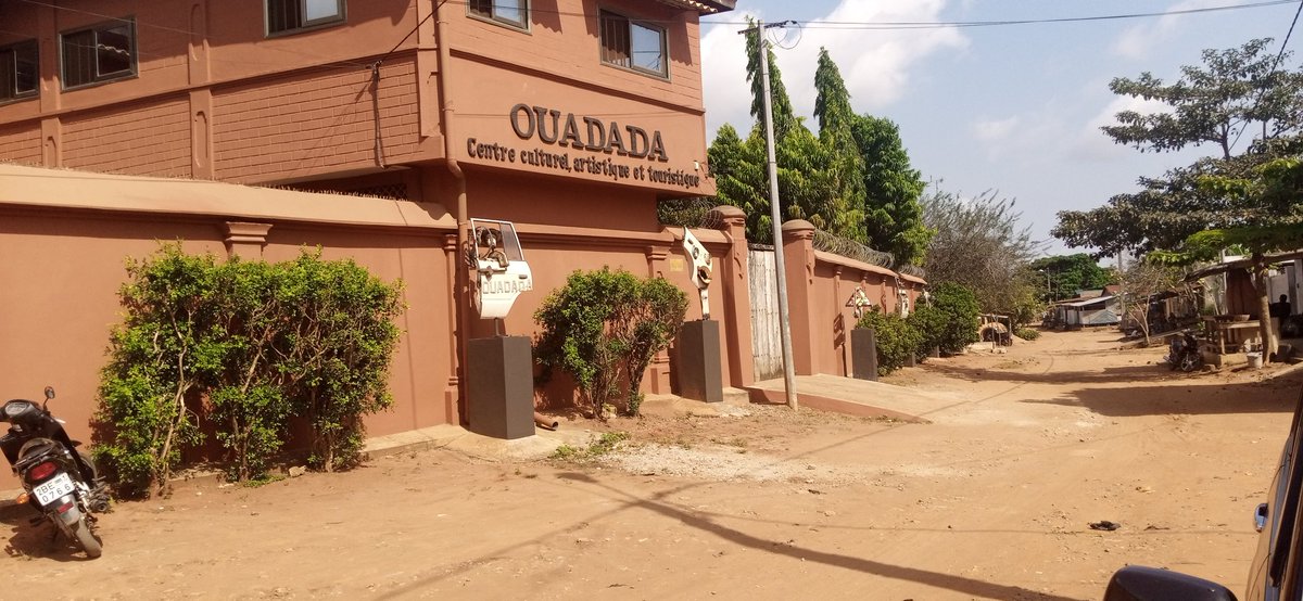 AtmanBOUBA's tweet photo. Ce fut également le moment de présenter l'excellent travail de @AfoussathOumar3 à travers son #blog https://t.co/lyneUPH2aR 
Sinon, il est très beau avec un caractère très culturel et artistique le centre #Ouadada.
#wasexo #BeninTourisme #Tourisme229 https://t.co/GnhS71POpC