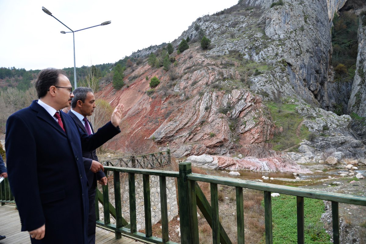 bilecikvaliligi's tweet photo. Vali @Dr_KemalKzlkaya, Kaymakam Muhammet Raşit Kurt, Belediye Başkanı İlhan Özden ve İl Jandarma Komutanı Albay Muzaffer Sandal ile birlikte doğaseverlerin ve adrenalin tutkunlarının gözdesi olan 3 kilometre uzunluğundaki Harmankaya Kanyonunda incelemede bulundu. https://t.co/xwKsFvDqoP