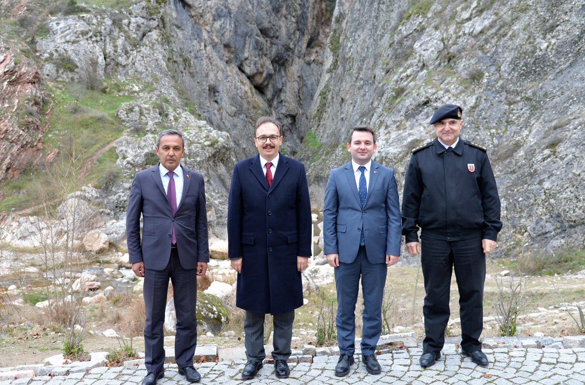 bilecikvaliligi's tweet photo. Vali @Dr_KemalKzlkaya, Kaymakam Muhammet Raşit Kurt, Belediye Başkanı İlhan Özden ve İl Jandarma Komutanı Albay Muzaffer Sandal ile birlikte doğaseverlerin ve adrenalin tutkunlarının gözdesi olan 3 kilometre uzunluğundaki Harmankaya Kanyonunda incelemede bulundu. https://t.co/xwKsFvDqoP