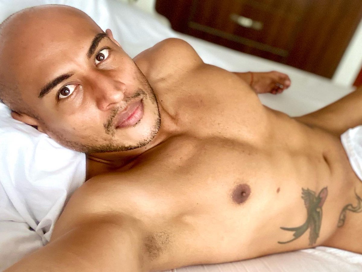 camarrobe's tweet photo. SE CALLO UN 😈 DEL CIELO 
#helloeverybody #model #malemodel #fitness #FitnessModel #easthetic #Bootcamp #underarmour #underweargay #muscle #abs #shredded #Nike #Worlds2021 #flexfryday #Colombianos #latinos #Flex #traintoperform #bodybuilding #physique #fitspo https://t.co/gmQdpYWZza