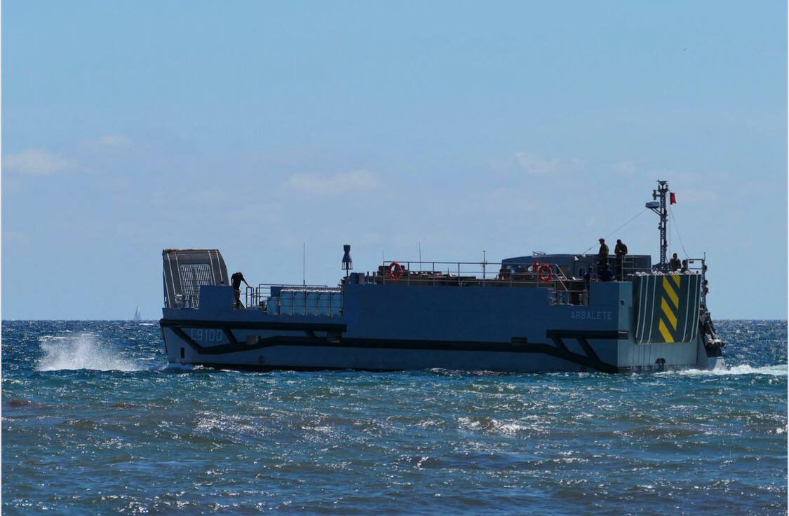 florence_parly's tweet photo. Simplicité. Robustesse. Fiabilité. De nouvelles embarcations de débarquement amphibies arrivent dans nos forces. Véritables couteaux suisses pour transporter militaires et matériels. Deux aujourd'hui, 14 au total en 2025. https://t.co/TZsKIqOidq