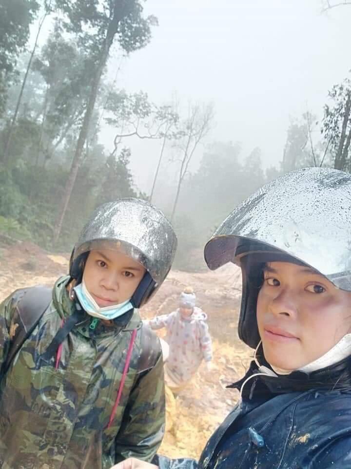 can_nw's tweet photo. ตะลุมบอนฉีดวัคซีน..ทีมสาธารณสุขเมืองดากจึง แขวงเซกอง ออกหน่วยฉีดวัคซีนป้องกันโควิด ให้ชาวบ้านในเขตห่างไกล #ลาว #เซกอง #โควิด https://t.co/yow1eQ39fq