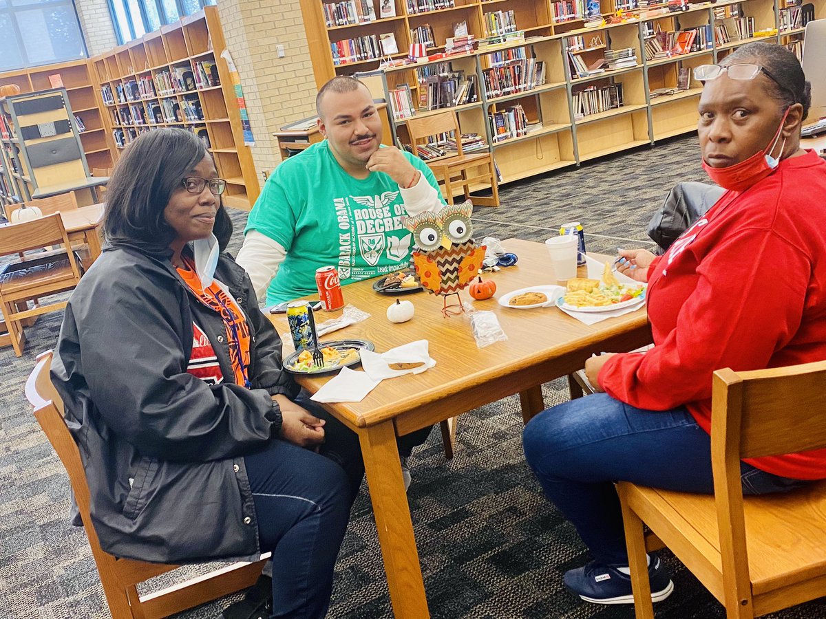 ObamaMLA's tweet photo. We are so Grateful at @dallasschools @ObamaMLA 😊🍽Thank you to @BOMLAFRIENDS for providing our teacher &amp; staff Gratitude Luncheon! @DISDMagnets #ChooseDallasISD #ChooseBOMLA #ChooseGratitude #ApplyNow #Magnet #SingleGender @N_Bernardino @AmberBlessLove https://t.co/xPJRFZg2U5