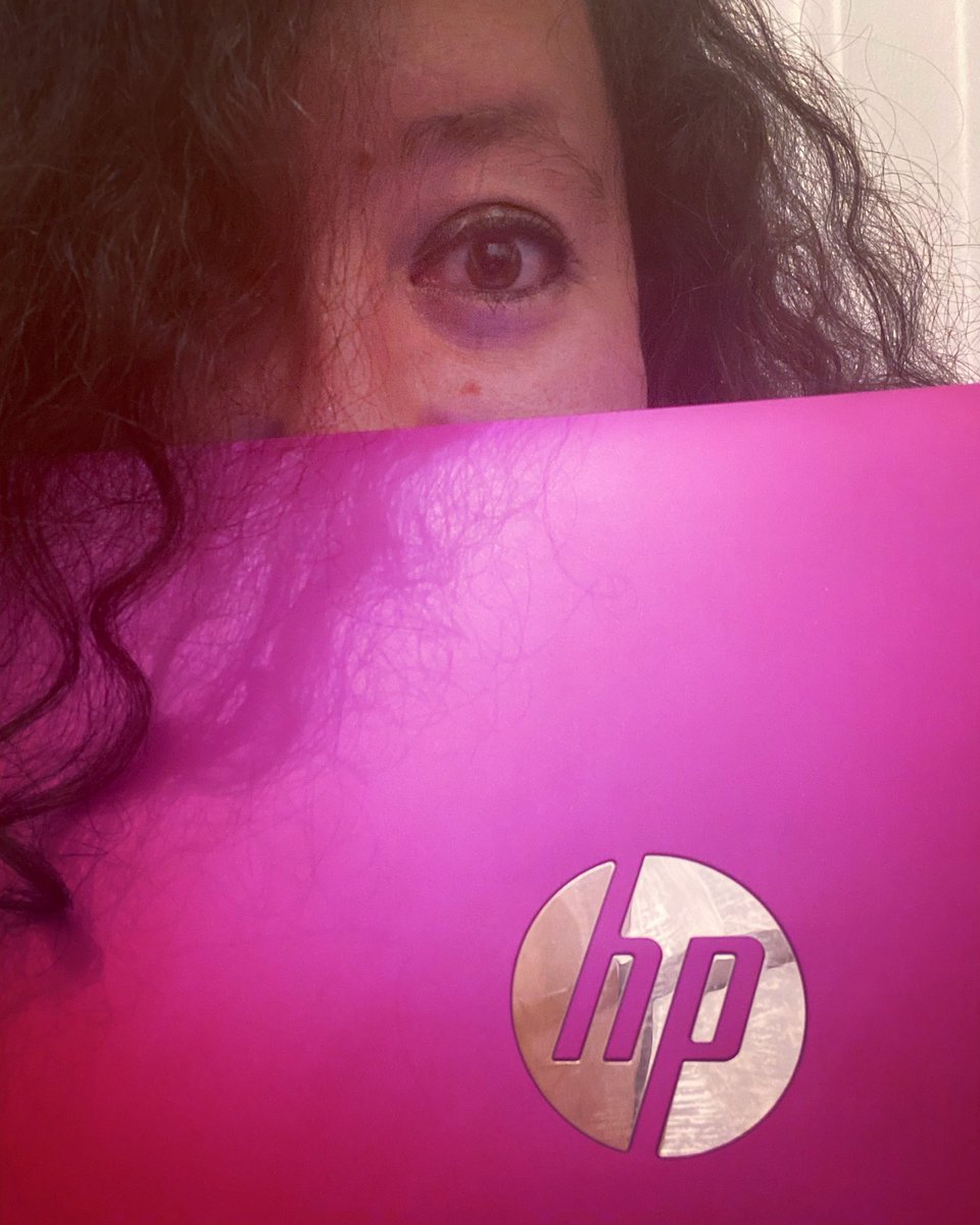 Kulağa saçma geliyor ama benim serbest çalışma anlayışım kendi evimde serbest çalışmayla sınırlı, başka yerde konsantre problemi yaşıyorum. Eskiden de evde yazamazdım illa beni bir ofise sokacaktın. Şimdi evden çıkarmayacaksın. Biri beni okusun üflesin mi ne yapsın 😊 
#freelance