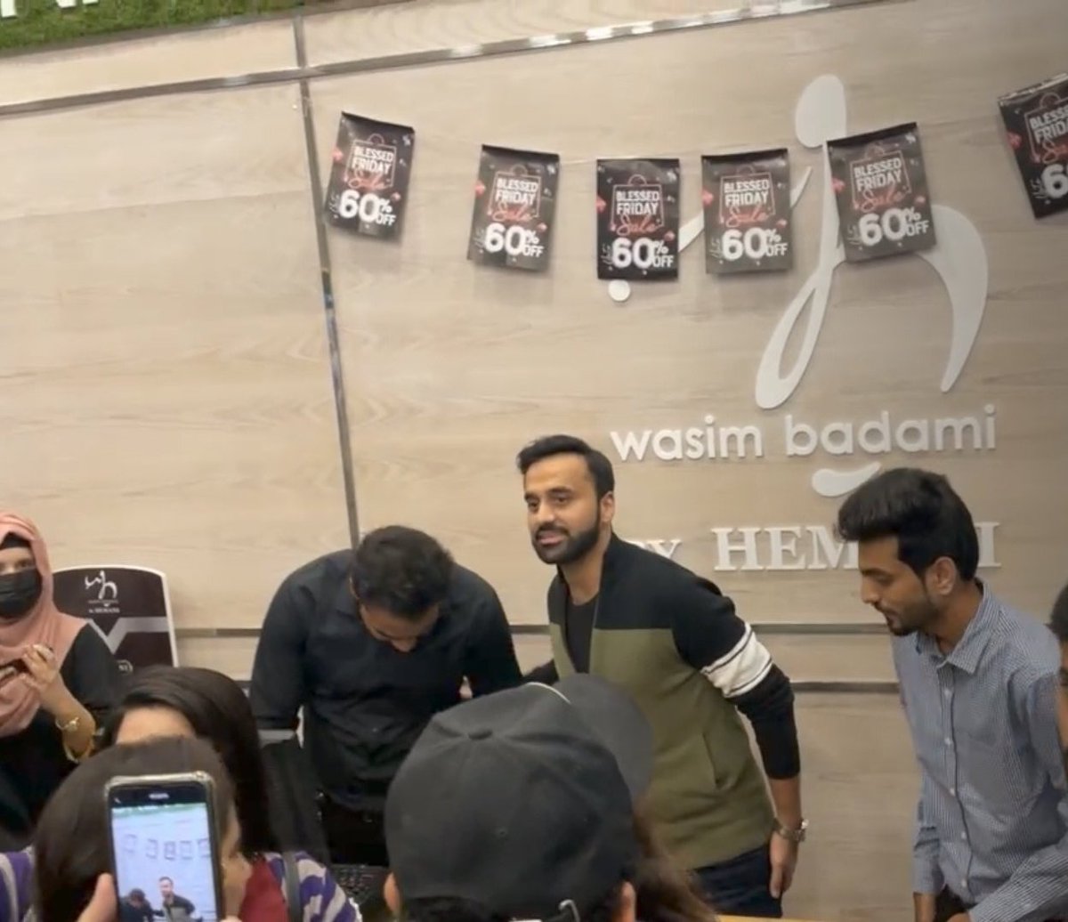 SamraaAniss's tweet image. Herooooo WB 🖤😍

@WaseemBadami 
#LahoreEvent