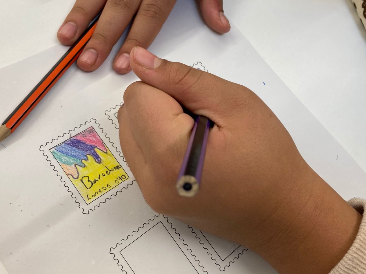 CervantesEscola's tweet photo. Els i les de 5è fem #mailart i avui dissenyem els nostres propis segells. Ja només queda enviar les nostres postals per fer bescanvi d’art amb una altra escola de Barcelona. Aviat, més info! @consorciedubcn https://t.co/dJDsTqA7jA