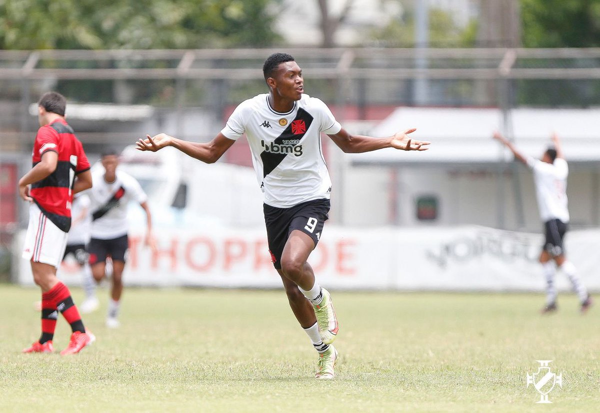 vascobase's tweet photo. CLASSIFICADO! 💢

Sub-17 vence o Flamengo por 3 a 0, na Gávea, e garante vaga na decisão do Campeonato Carioca. Os gols vascaínos foram marcados por Barros, GB e Rayan. 

📸 Rafael Ribeiro/Vasco

#BaseForte #RaizÉSerVasco https://t.co/BBu6QagUO4