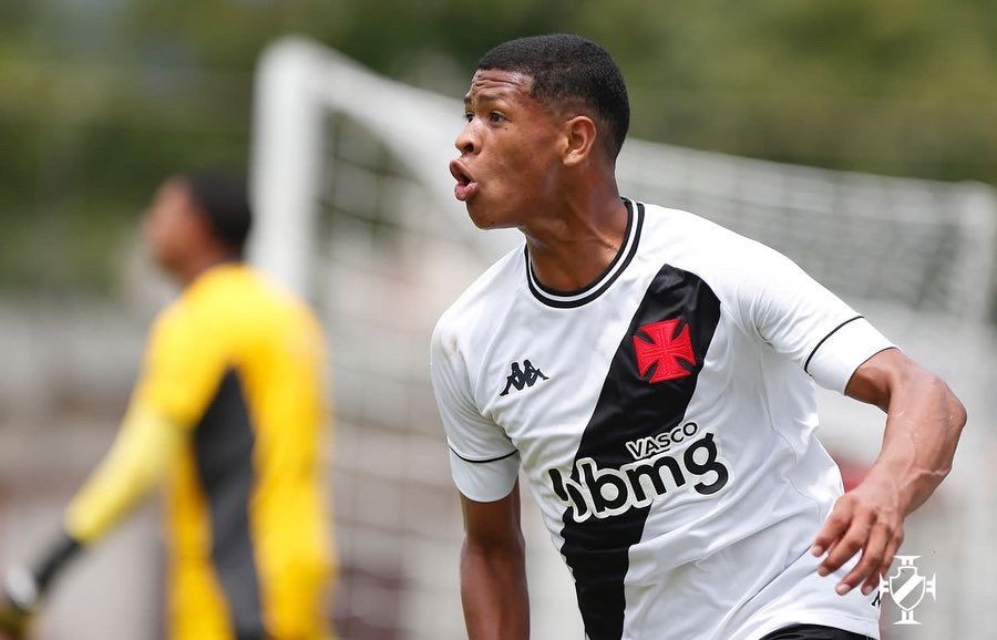 vascobase's tweet photo. CLASSIFICADO! 💢

Sub-17 vence o Flamengo por 3 a 0, na Gávea, e garante vaga na decisão do Campeonato Carioca. Os gols vascaínos foram marcados por Barros, GB e Rayan. 

📸 Rafael Ribeiro/Vasco

#BaseForte #RaizÉSerVasco https://t.co/BBu6QagUO4