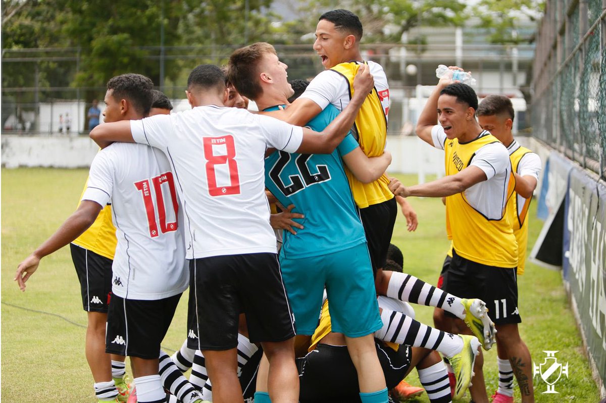 vascobase's tweet photo. CLASSIFICADO! 💢

Sub-17 vence o Flamengo por 3 a 0, na Gávea, e garante vaga na decisão do Campeonato Carioca. Os gols vascaínos foram marcados por Barros, GB e Rayan. 

📸 Rafael Ribeiro/Vasco

#BaseForte #RaizÉSerVasco https://t.co/BBu6QagUO4