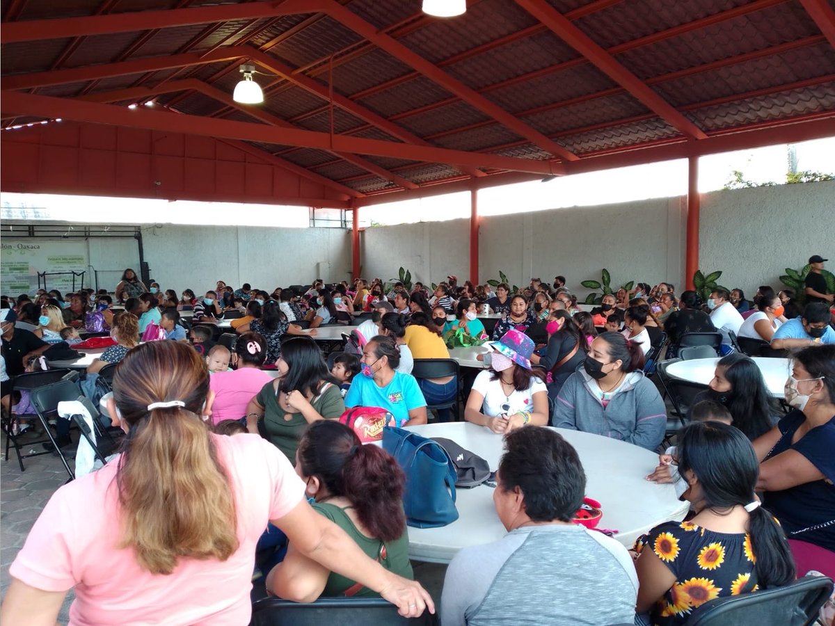 MenaNivardo's tweet photo. Agradezco la invitación de los cientos de amigos de #Cancun  con quienes disfruté su #preposada2021. Como siempre me acompañó mi esposa Marisol. #FelizViernes #QuintanaRoo https://t.co/5M6Hr3vnfG