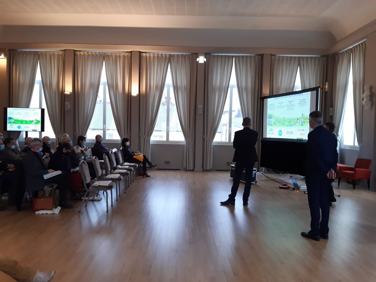 enedis_normand's tweet photo. #Proximite Suite des rencontres des élus locaux avec l'équipe territoriale d'@enedis dans @LaManche50. C'était hier dans l'agglomération de @SaintLoAgglo à Saint-Georges-Montcocq et aujourd'hui dans @leCotentin à Valognes ! #TransitionEcologique #servicepublic https://t.co/FZN07FI4W5