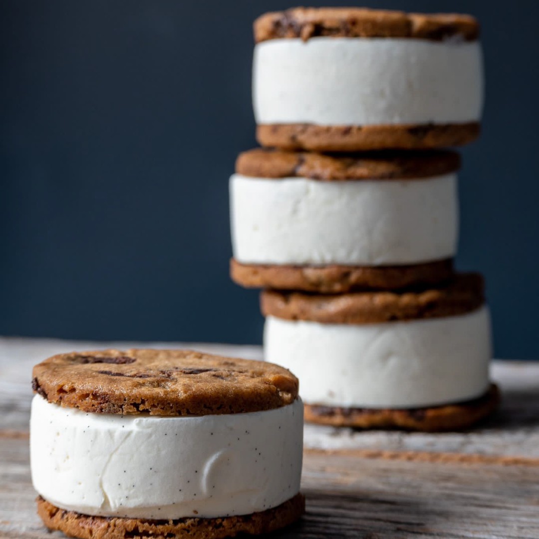 MurphysIceCream's tweet photo. Take a break from the Black Friday Sales with a Murphy's Ice Cream Cookie Sandwich ๐ช
#murphysicecream #madeindingle #kildarevillage #blackfriday https://t.co/06FPHFSHsx