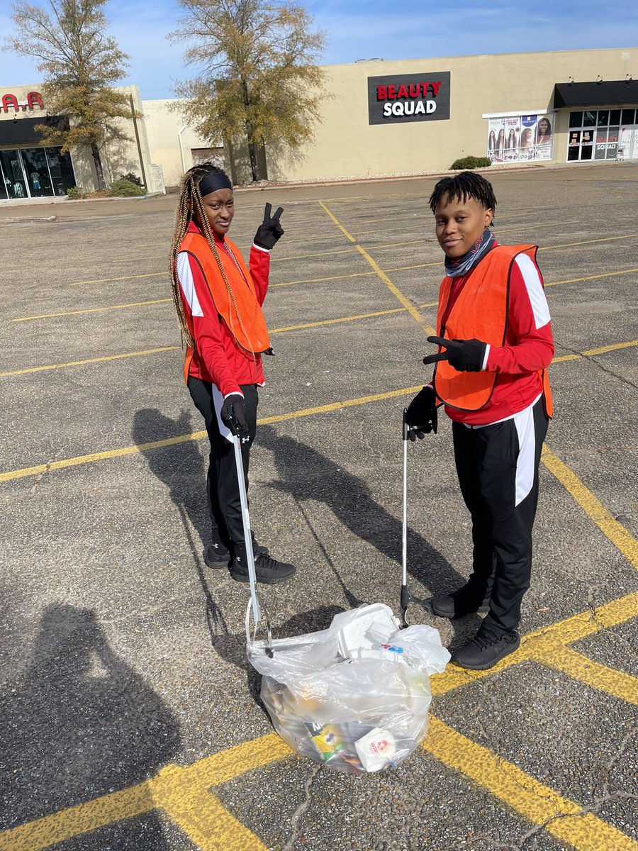 We spent part of our Thanksgiving Day giving back to the Hattiesburg, MS community by cleaning up trash around town. 

#RedhawksGivingBack #Payitforward