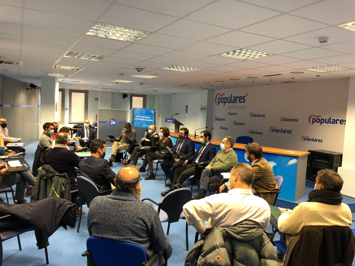 PPValladolid's tweet photo. Hoy nos hemos reunido con 14 asociaciones de @policia y @guardiacivil.

➡️ Les hemos mostrado nuestro apoyo ante una reforma de la Ley de Seguridad Ciudadana que protege más a los delincuentes que a los agentes. https://t.co/DWb1sceKnX