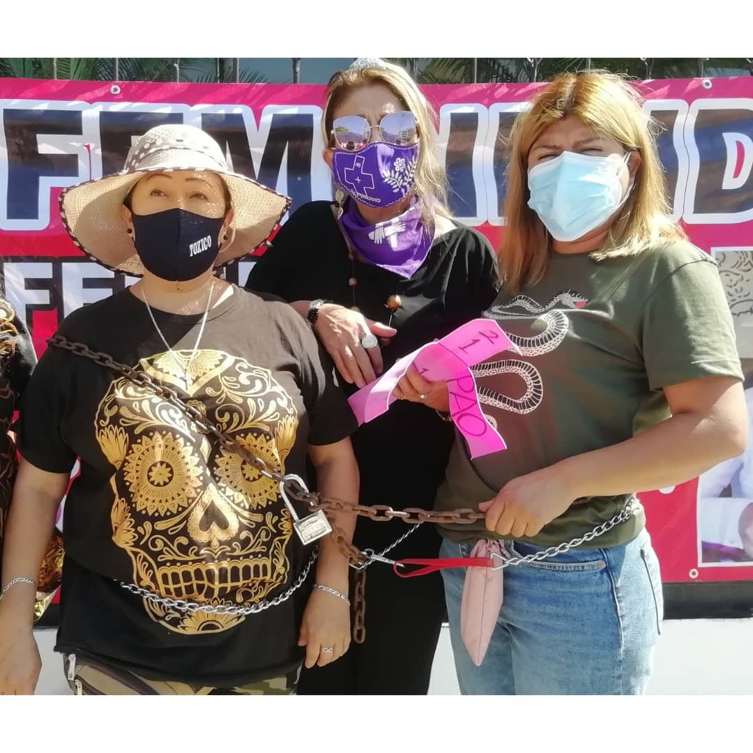VocesFeminista's tweet photo. En Chiapas, madres víctimas de feminicidio continúan encadenadas en huelga frente al palacio de gobierno, piden ser atendidas por el gobernador del estado #RutiloEscandon, señalan que los casos de sus hijas han sido investigados desde la omisión e impunidad por parte de FGE. https://t.co/3fdDGio2Lo