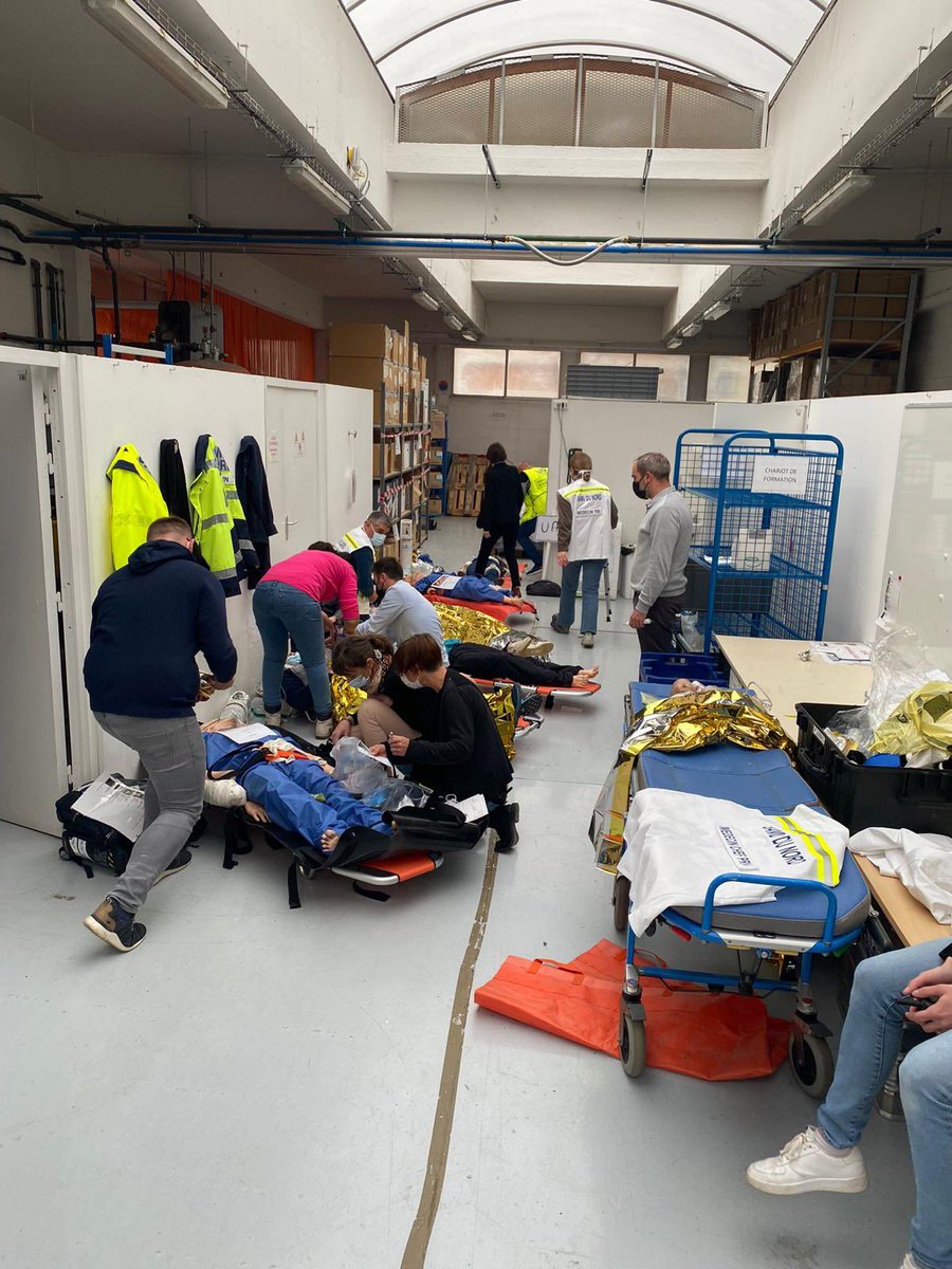 Belle matinée atelier « damage control » avec afflux massif de victimes blessés balistiques au <a href="/SamuNord/">SAMU du Nord</a> dans le cadres des #JLARMU grâce à la complicité de nos jeunes externes en médecine. <a href="/medecine_Ulille/">Faculté de Médecine de Lille - UFR3S</a> <a href="/CHU_Lille/">CHU de Lille</a>