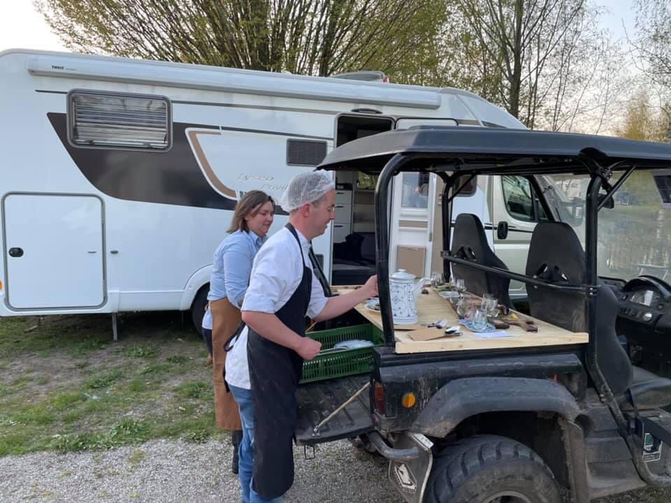 DennisMHurkmans's tweet photo. Wat zouden jullie er van zeggen als we het Bus Whisky campingrestaurant deze winter in ere herstellen? Rondleiding whiskystokerij met avondvullend vier gangen diner in je camper of caravan + ontbijt. Doen? #campingrestaurant #lockdowndeal https://t.co/AKhPIzwv1h