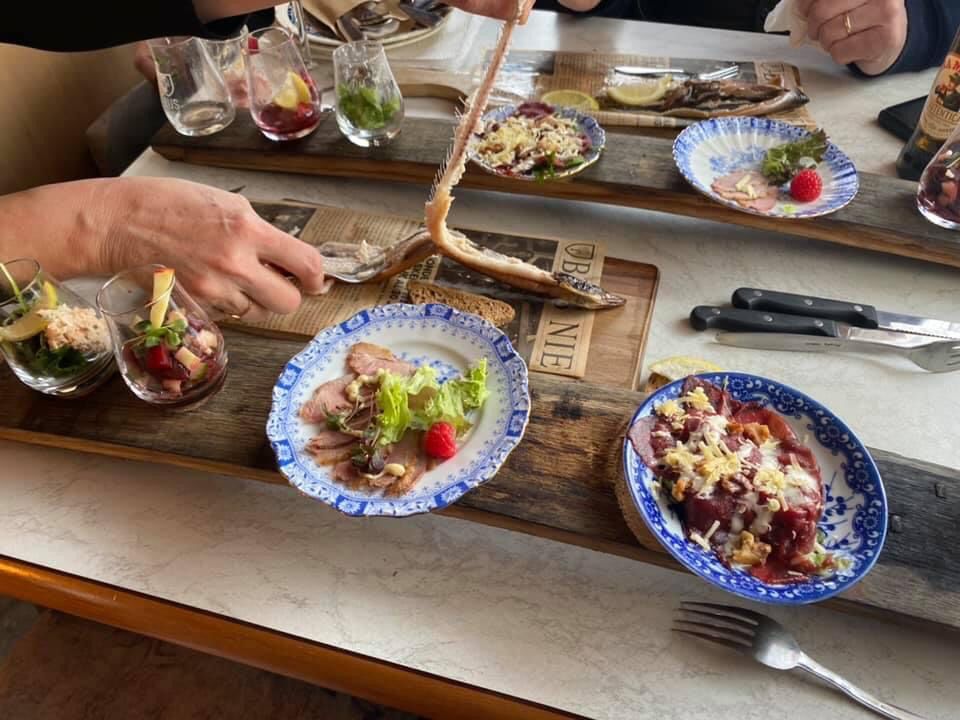 DennisMHurkmans's tweet photo. Wat zouden jullie er van zeggen als we het Bus Whisky campingrestaurant deze winter in ere herstellen? Rondleiding whiskystokerij met avondvullend vier gangen diner in je camper of caravan + ontbijt. Doen? #campingrestaurant #lockdowndeal https://t.co/AKhPIzwv1h