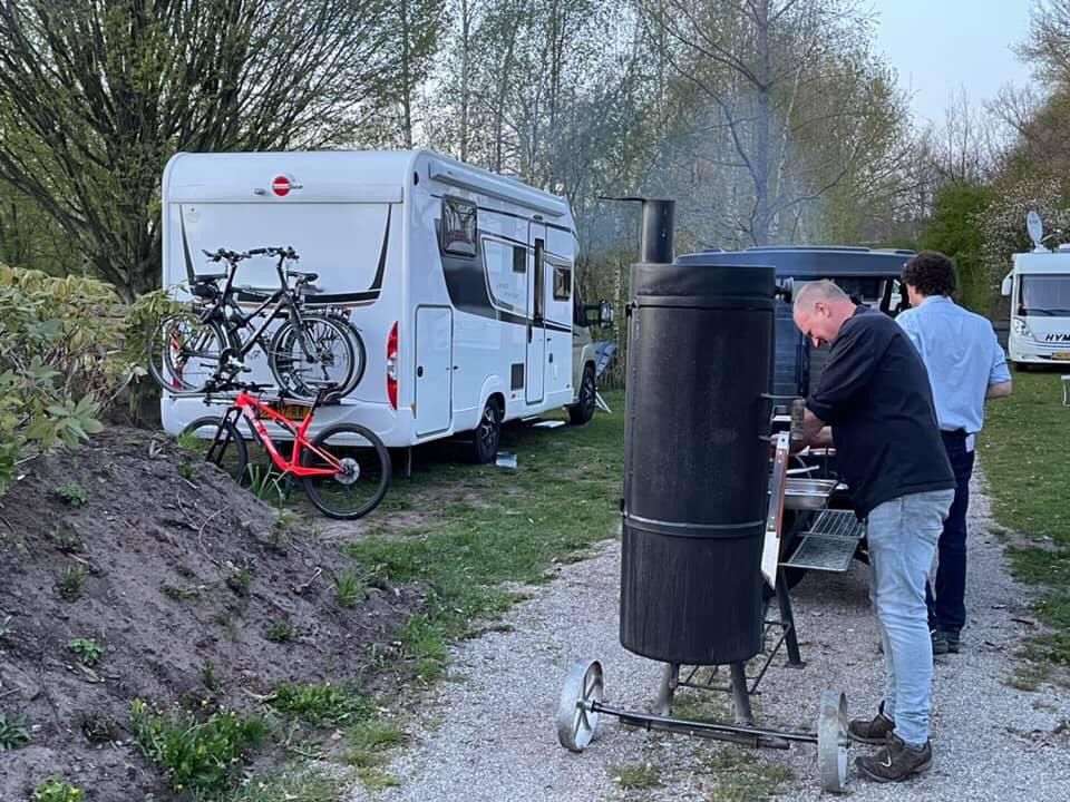 DennisMHurkmans's tweet photo. Wat zouden jullie er van zeggen als we het Bus Whisky campingrestaurant deze winter in ere herstellen? Rondleiding whiskystokerij met avondvullend vier gangen diner in je camper of caravan + ontbijt. Doen? #campingrestaurant #lockdowndeal https://t.co/AKhPIzwv1h