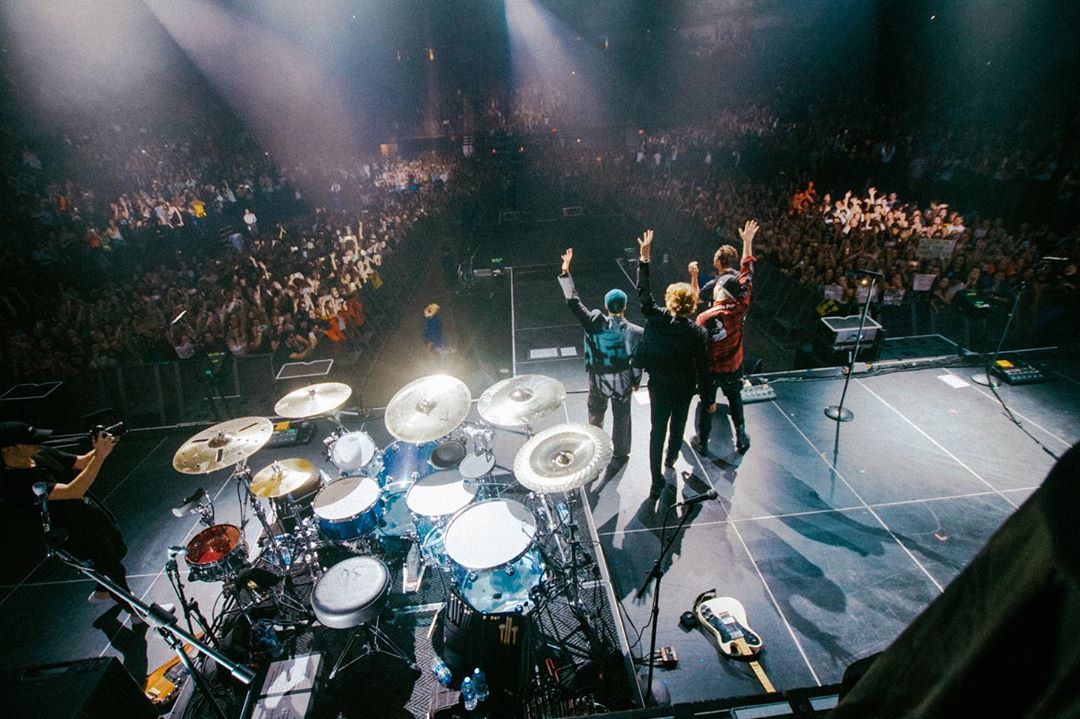 Tha5SOSFamily's tweet photo. September 25, 2019: World War Joy Tour #5SOSDay3 https://t.co/R9nsCg0UK0
