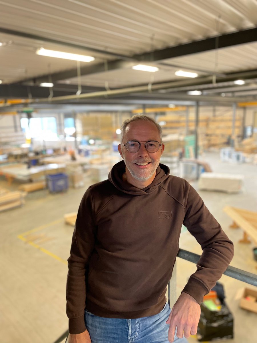 NIEUWE ALGEMENE DIRECTEUR: “SAMEN SUCCESSEN VIEREN”

Onze nieuwe directeur Jos van der Laan is nu een paar weken in dienst. Wat komt hij toevoegen aan het team van Veenstra &amp; Stroeve? ap.lc/2Amau 

#veenstrastroeve #perfectieinprefab #prefab #prefabdaken