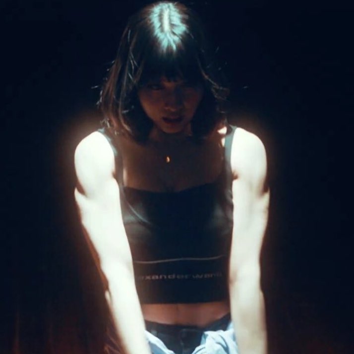 hiraishour's tweet photo. something about #momo’s biceps https://t.co/8vwtiyT5hW