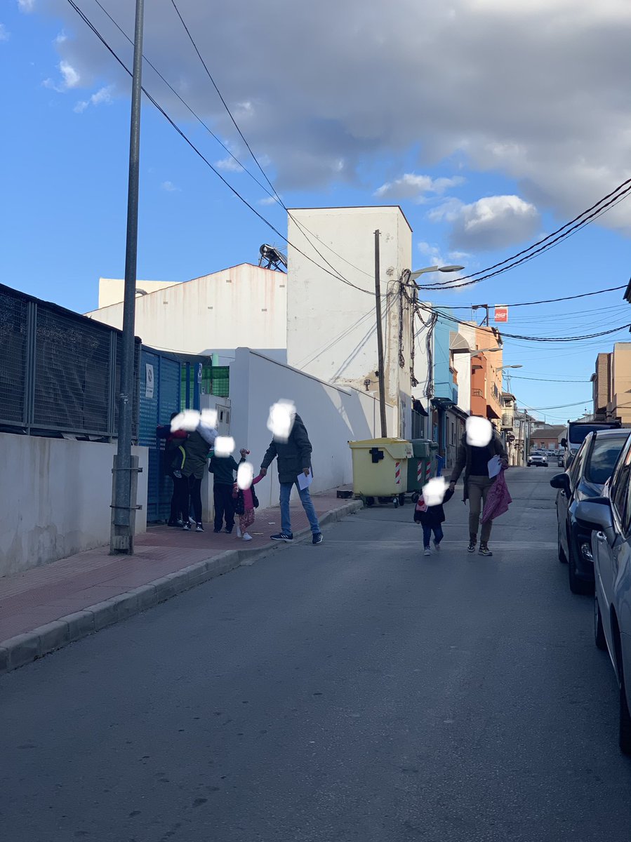 JoseMMartinezP's tweet photo. Estimado Alcalde @CantEliseo, muy peligrosa la salida por la puerta trasera de la guarde La Inmaculada ( calle Campoamor), que tienen niños de 2-3 años. Deberían salir por la puerta principal, que no salen directamente a la calle. Gracias https://t.co/bOdlkIVp4O