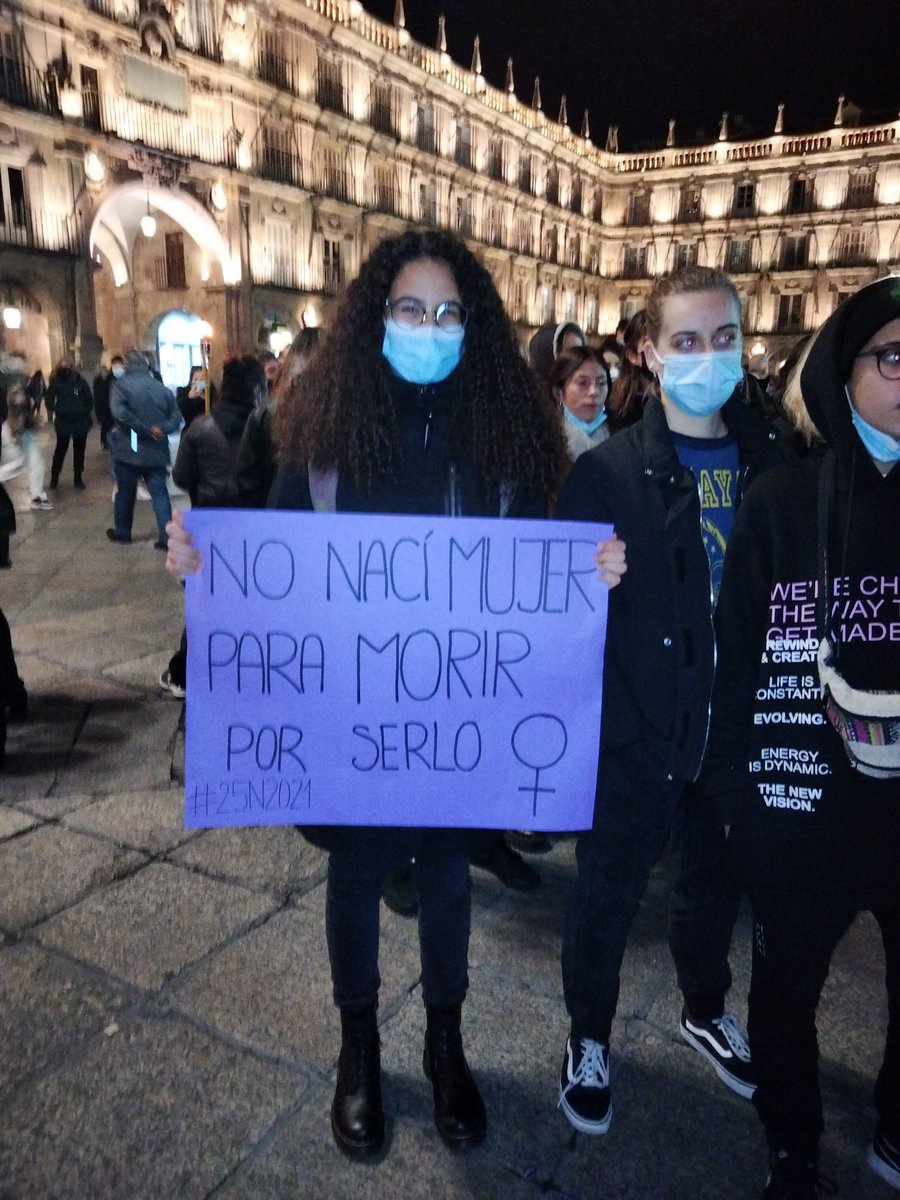 movfeministasa's tweet photo. Frente a los discursos negacionistas, es esencial estar unidas. Queríamos que fuera silenciosa esta manifestación para que se escuchara alto y claro quiénes son los cómplices y culpables de perpetuar y esta sociedad machista, que nos agrede y nos mata. https://t.co/rLDO7MHJ46