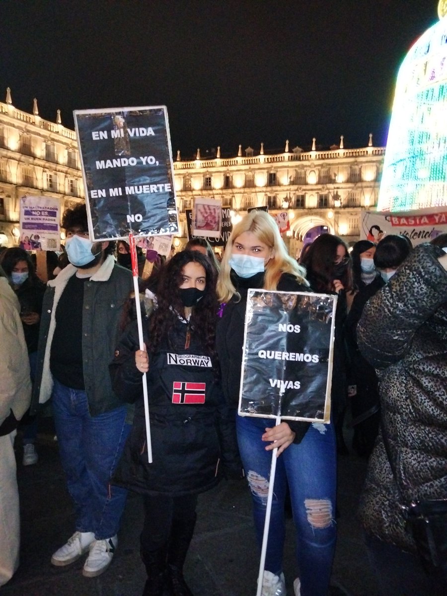 movfeministasa's tweet photo. Frente a los discursos negacionistas, es esencial estar unidas. Queríamos que fuera silenciosa esta manifestación para que se escuchara alto y claro quiénes son los cómplices y culpables de perpetuar y esta sociedad machista, que nos agrede y nos mata. https://t.co/rLDO7MHJ46
