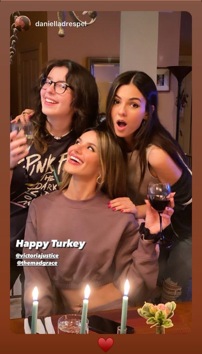 infovictoriabr's tweet photo. Victoria Justice e sua família ontem comemorando o feriado de Ação de Graças. 💛 https://t.co/SjRgTnJrkq
