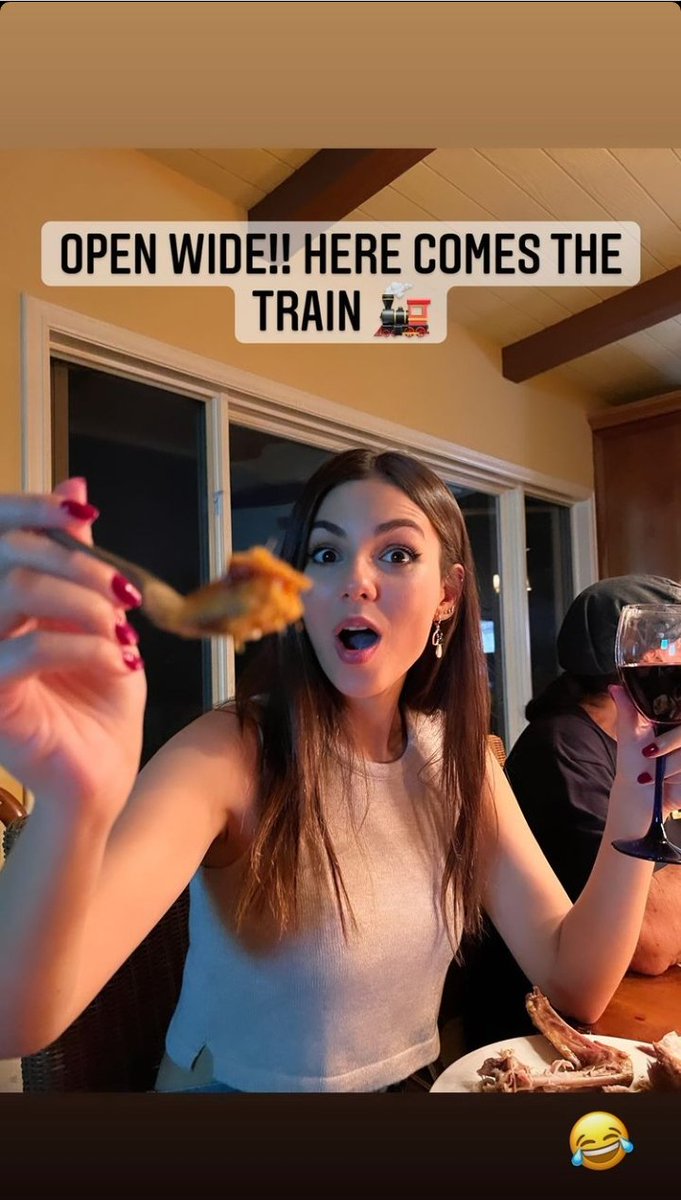 infovictoriabr's tweet photo. Victoria Justice e sua família ontem comemorando o feriado de Ação de Graças. 💛 https://t.co/SjRgTnJrkq